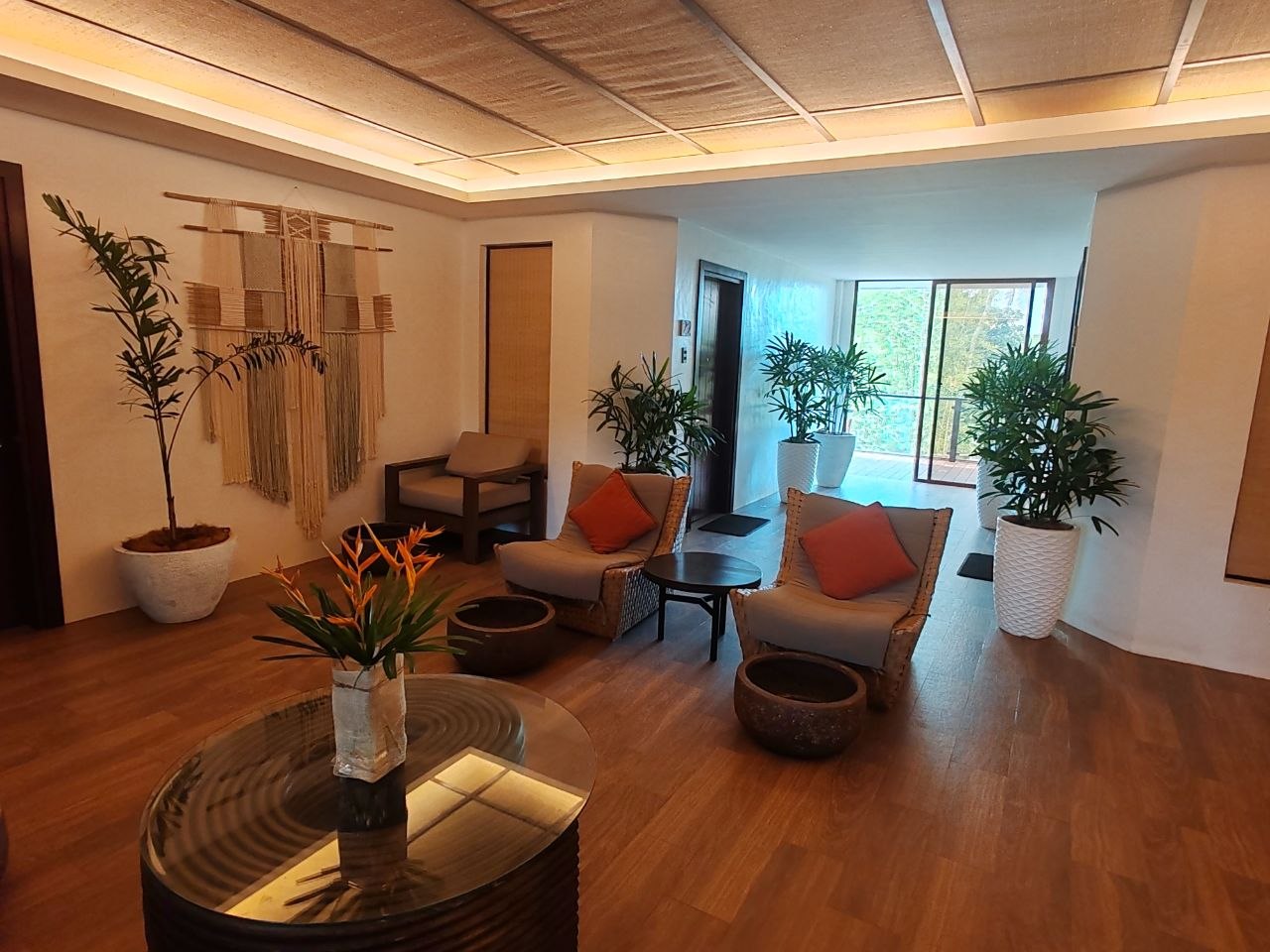 Spa-лаунж North Zen — плетёные кресла, зелёные растения